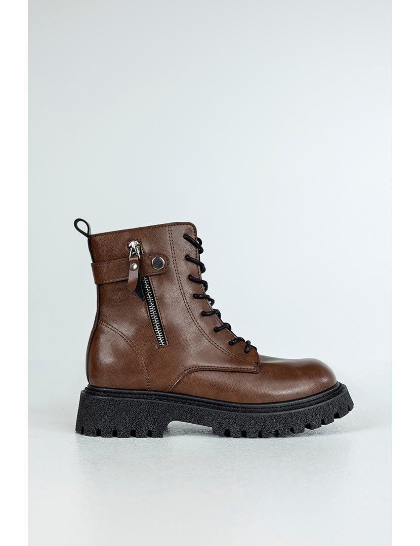 Botins com atacadores e fivela  Castanho