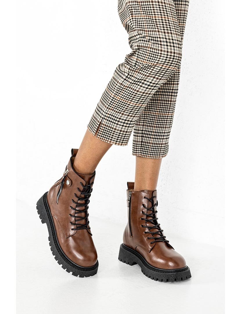 Botins com atacadores e fivela  Castanho