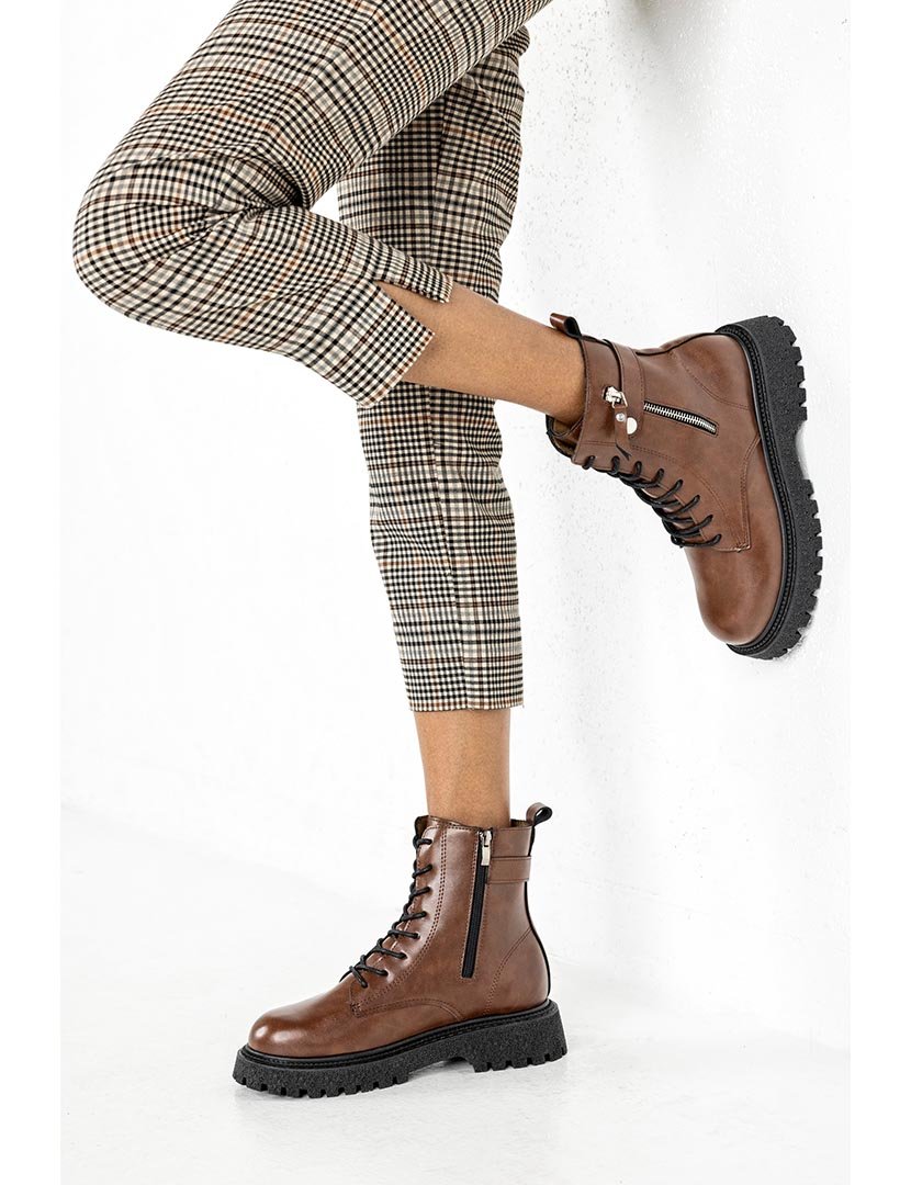 Botins com atacadores e fivela  Castanho
