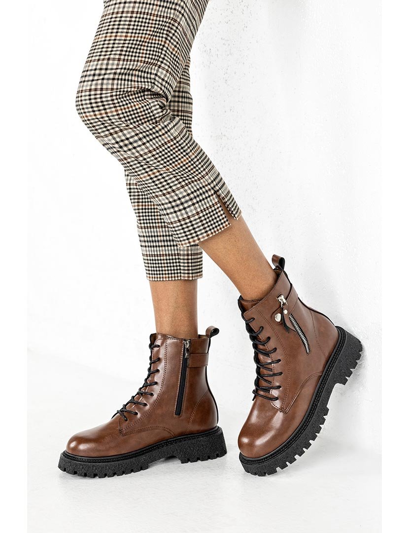 Botins com atacadores e fivela  Castanho