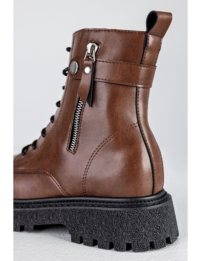 Botins com atacadores e fivela  Castanho