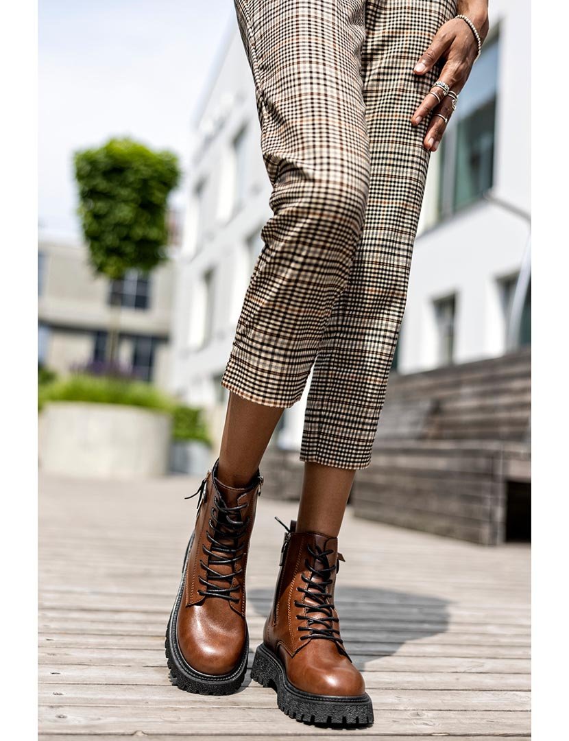 Botins com atacadores e fivela  Castanho