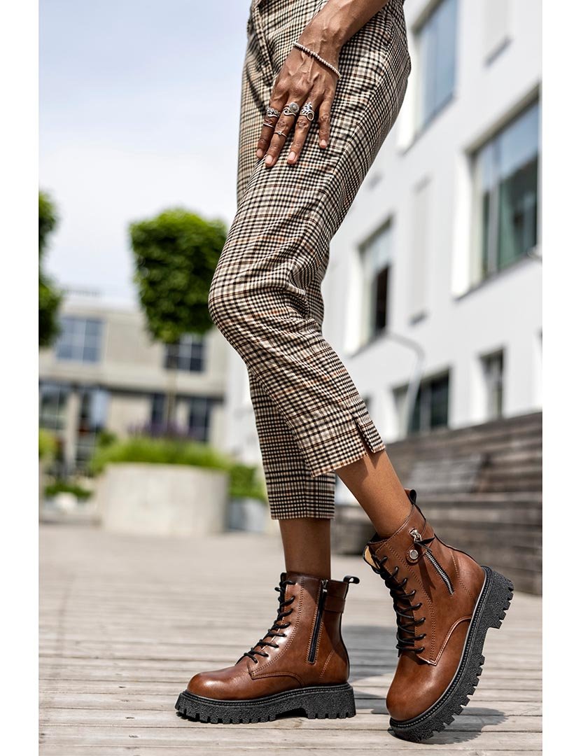 Botins com atacadores e fivela  Castanho