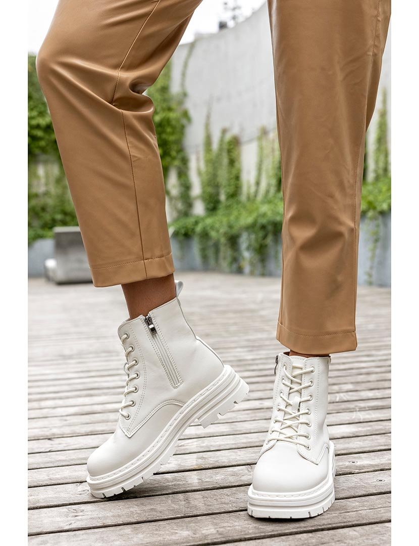 Botins com atacadores Branco
