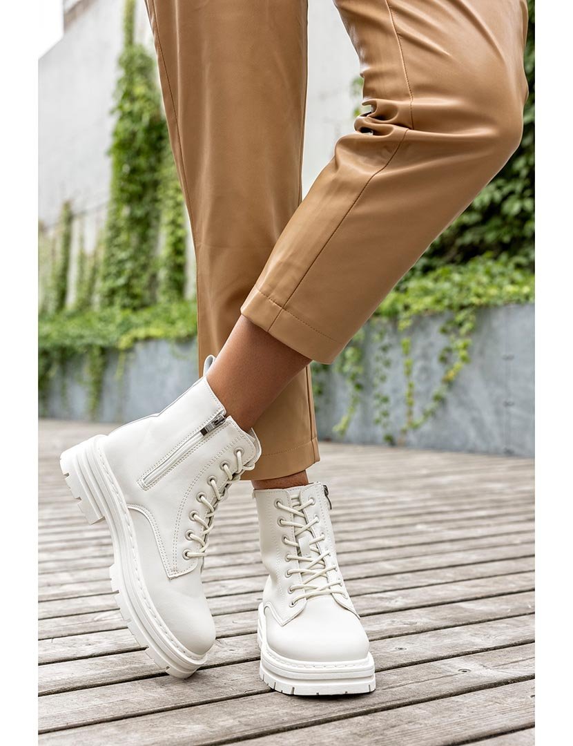 Botins com atacadores Branco