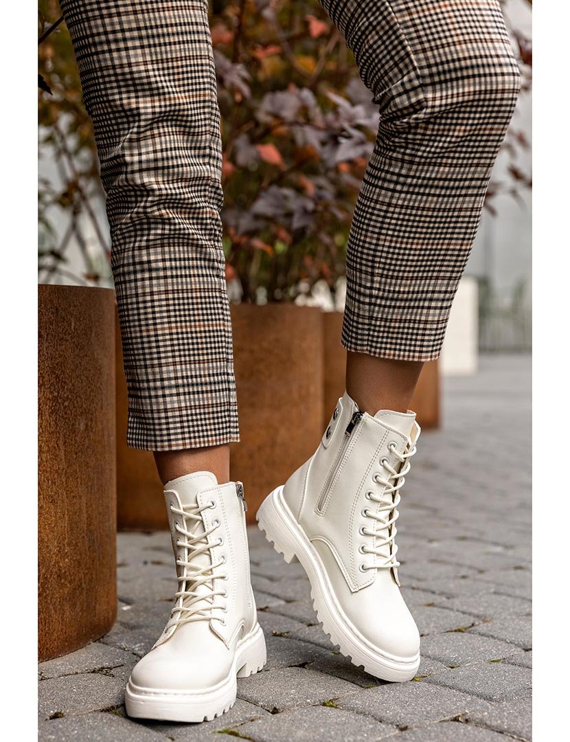 Botins com atacadores Bege