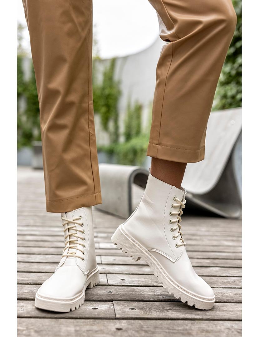 Botins com atacadores Branco