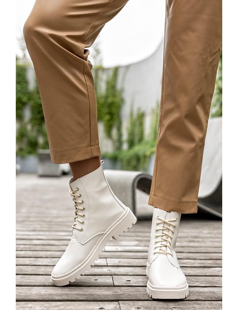 Botins com atacadores Branco