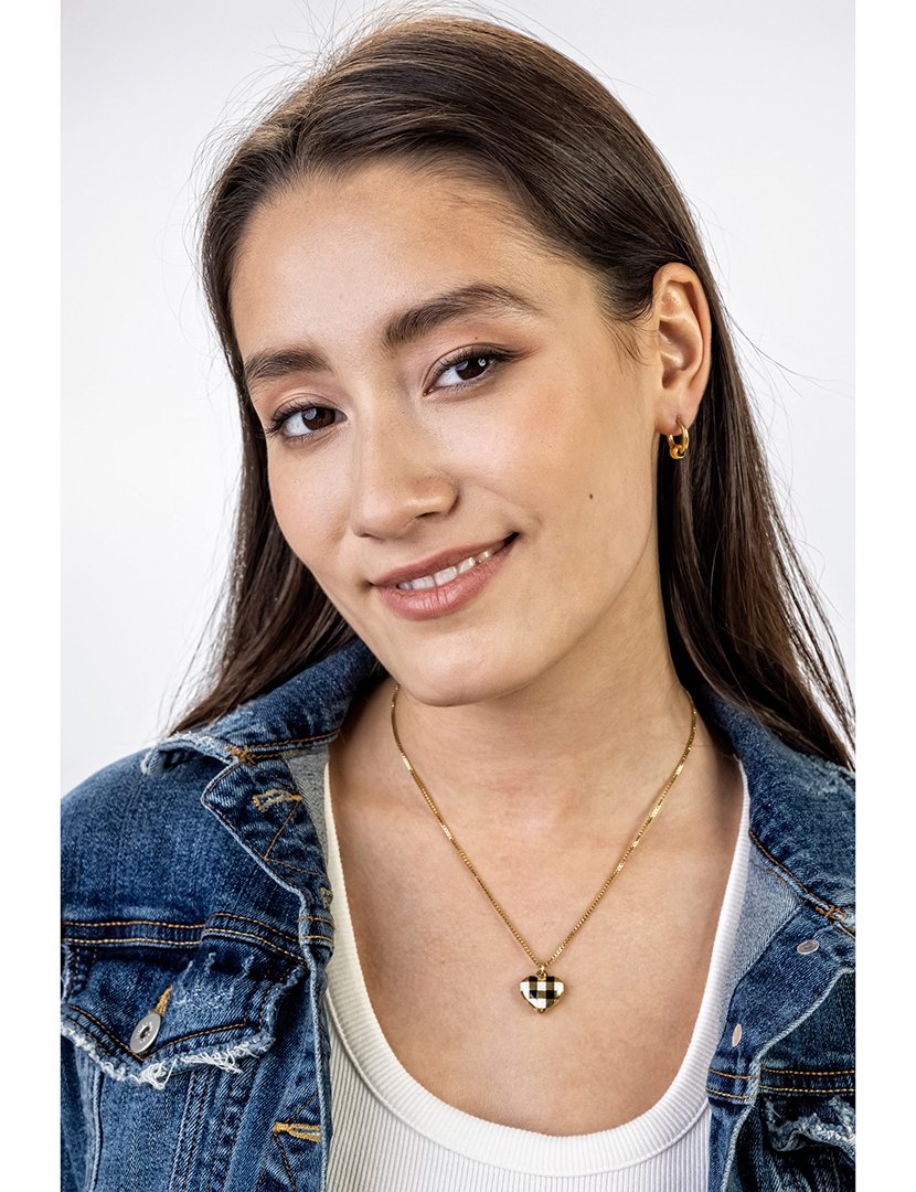 Colar Dourado, Preto e Branco