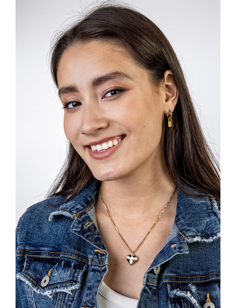 Colar Dourado, Preto e Branco