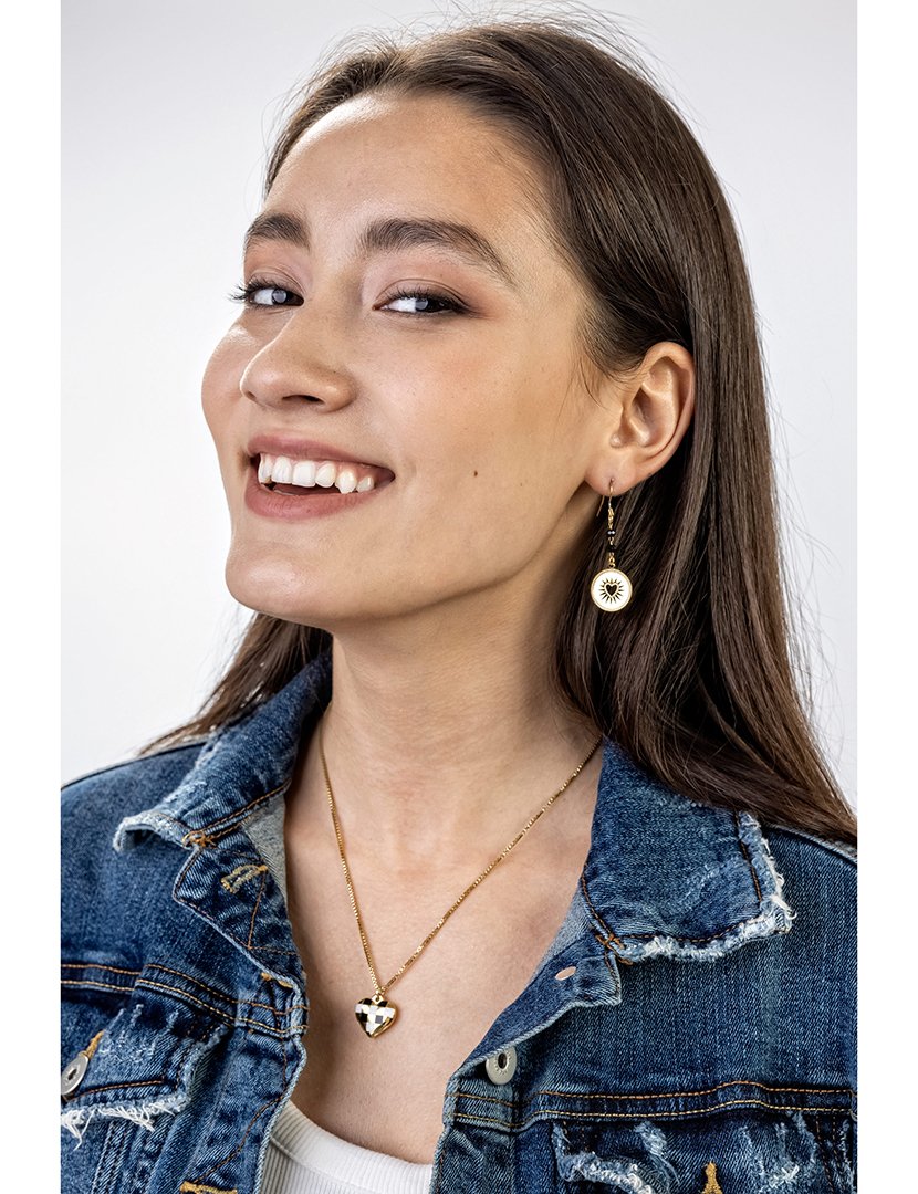 Colar Dourado, Preto e Branco