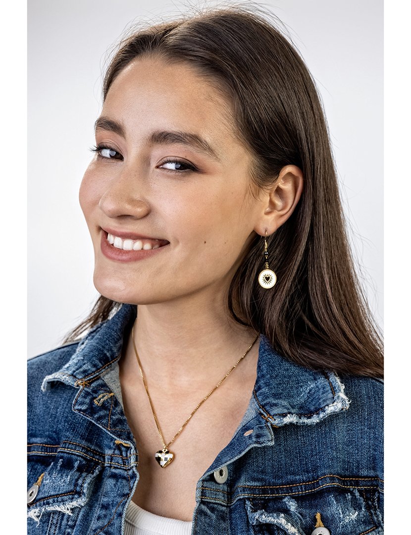 Colar Dourado, Preto e Branco