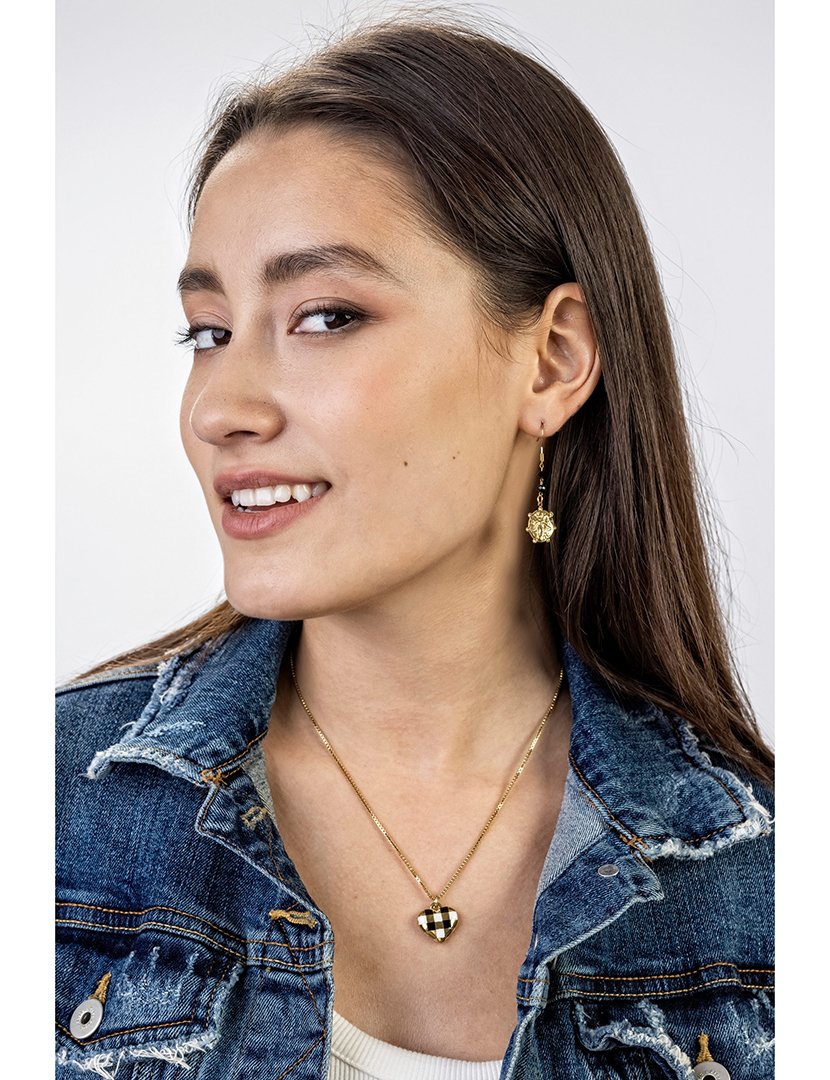 Colar Dourado, Preto e Branco