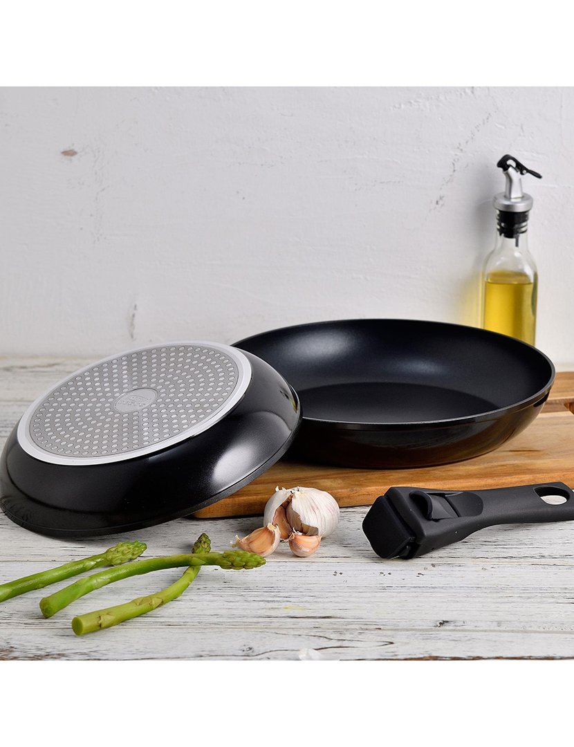 Conjunto de 2 frigideiras , ø24ø28cm, em alumínio prensado preto.