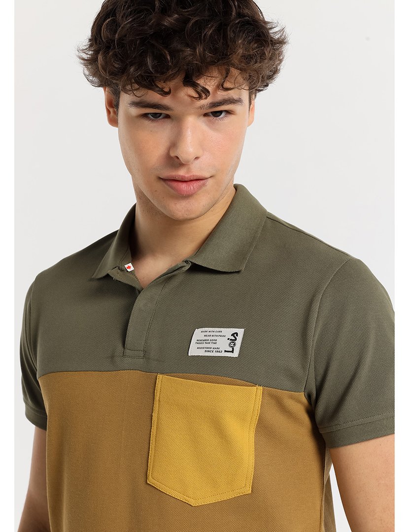 Pólo Homem com Bolso no Peito Verde e Castanho