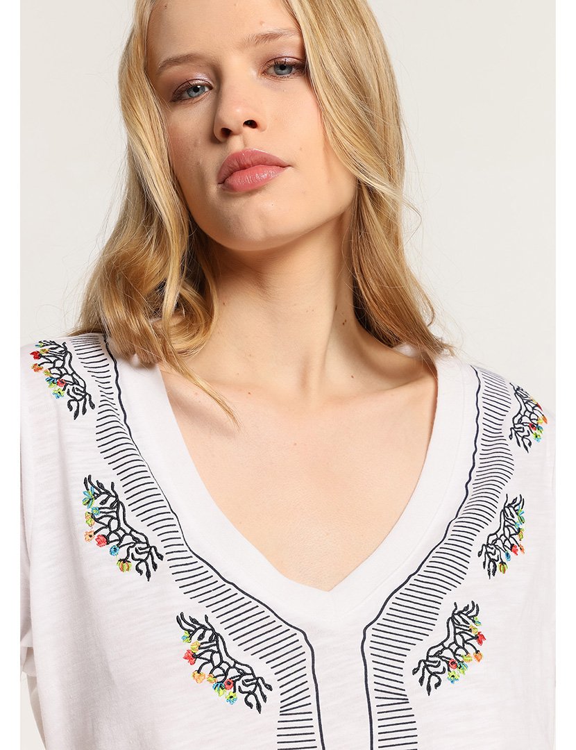 Blusa Senhora com Bordado Branco