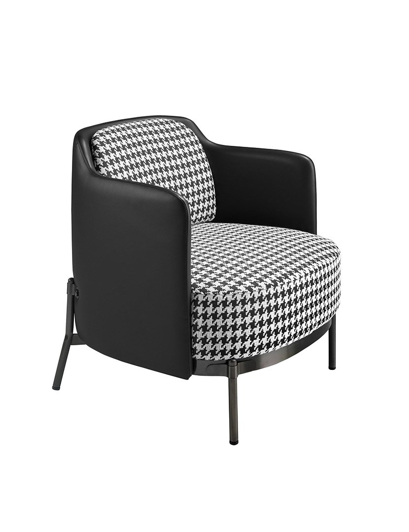 Cadeirão em Tecido Preto e Branco e Couro Sintético