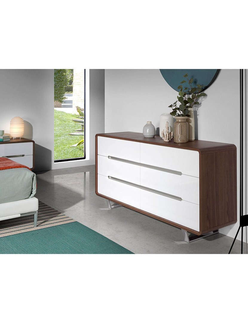 Cómoda em Nogueira e Branco